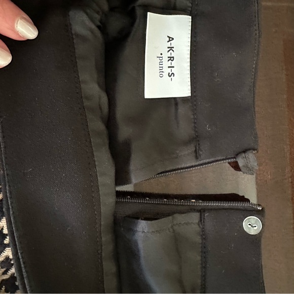 Akris Punto size 8, classic houndstooth, black/tan knit skirt. - Picture 7 of 9